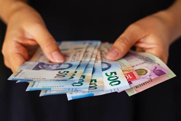 Multiplicar Tu Dinero En Banco Azteca: Manos Sosteniendo Billetes